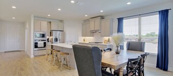 New home, Argyle TX, 4 Bd rooms, 5 bds, 3 Bathrooms, Office, Gameroom, Sleeps 11