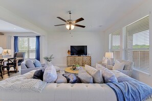 Smart TV, books - New home, Argyle TX, 4 Bd rooms, 5 bds, 3 Bathrooms, Office, Gameroom, Sleeps 11 (Argyle)