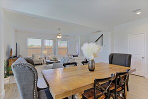 Dining - New home, Argyle TX, 4 Bd rooms, 5 bds, 3 Bathrooms, Office, Gameroom, Sleeps 11 (Argyle)