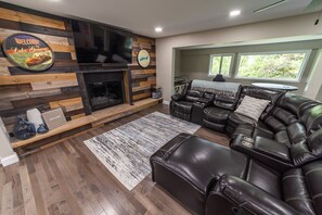 Téléviseur, foyer, table de baby-foot, chaîne audio