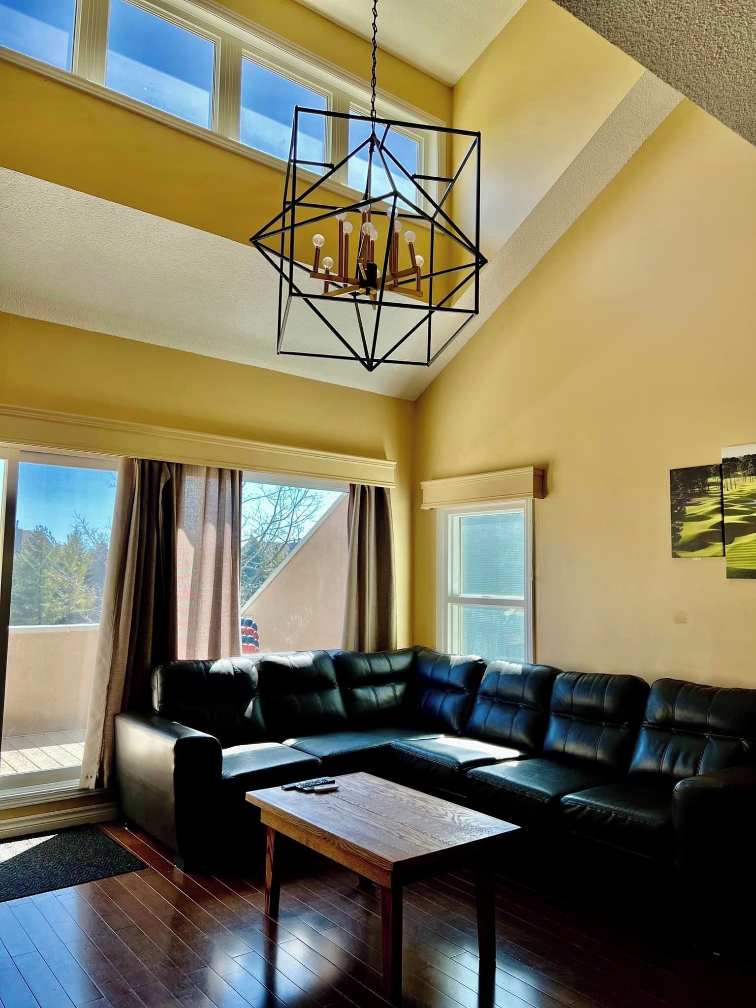 Smart TV, chimenea y biblioteca musical 