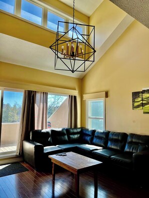 スマートテレビ、暖炉、ミュージックライブラリ