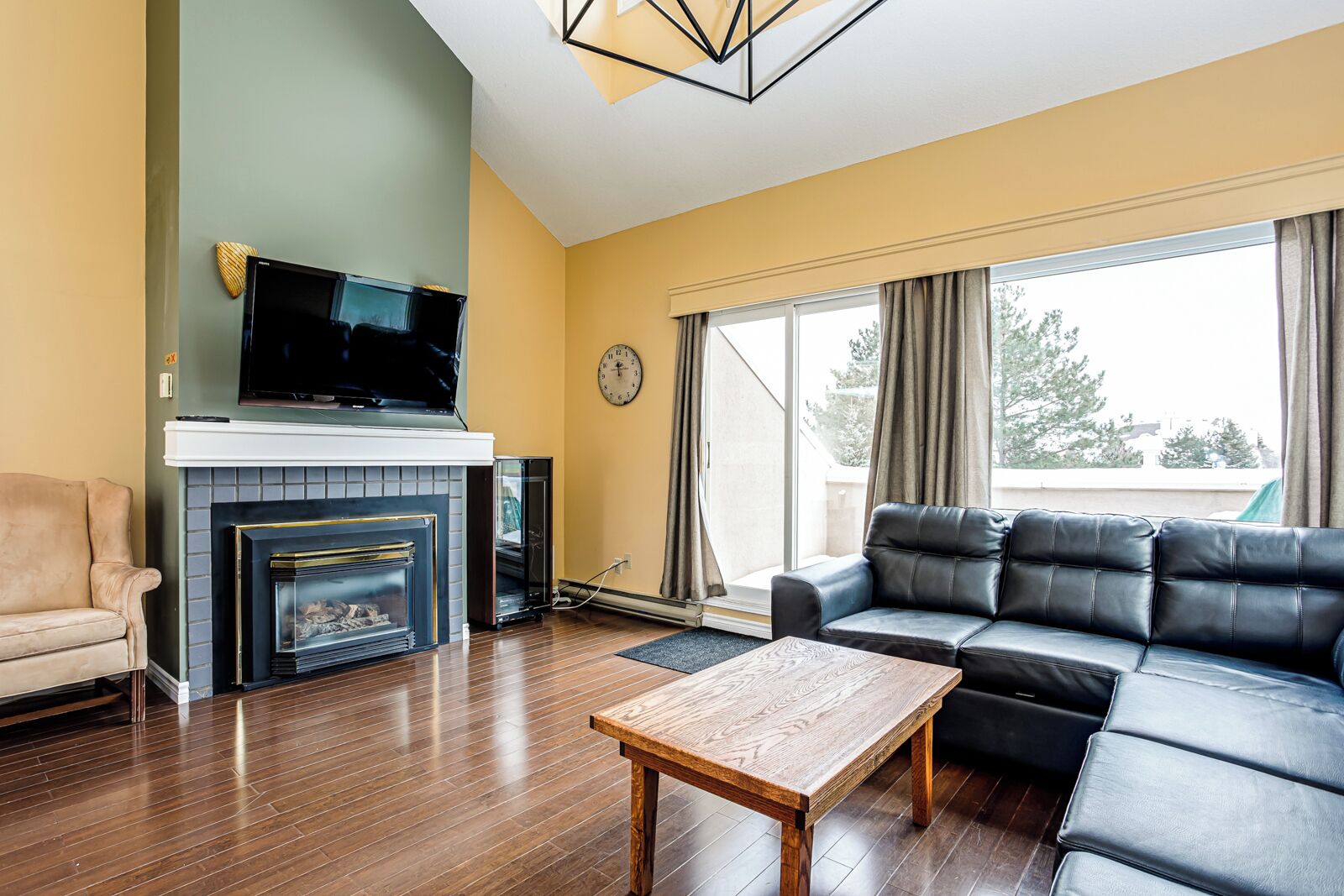 Smart TV, chimenea y biblioteca musical 