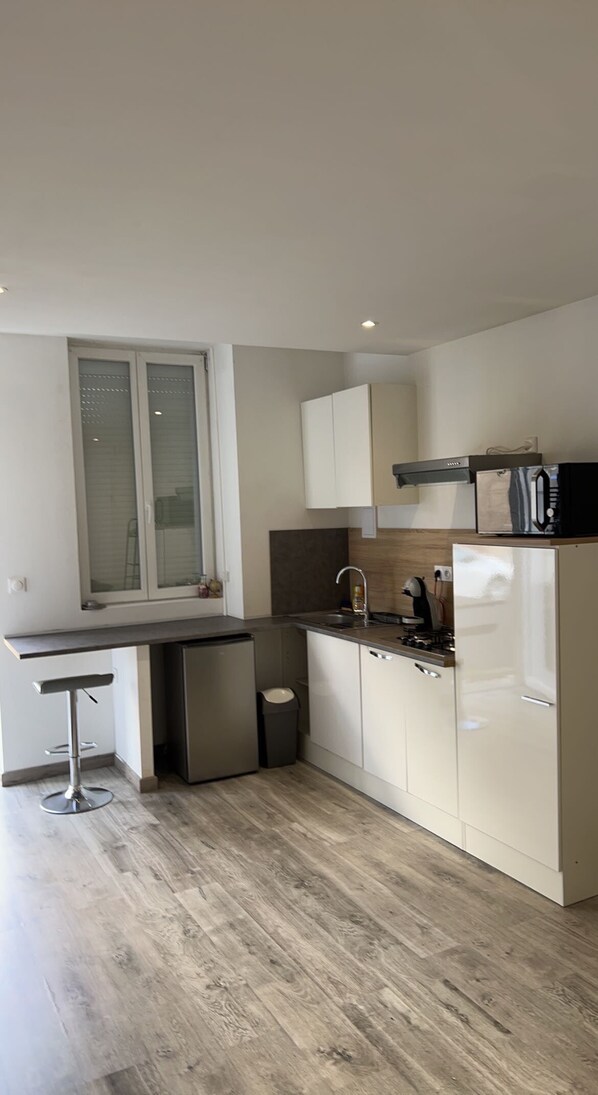 Fridge, oven, stovetop