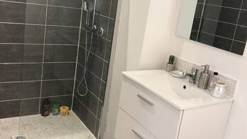 Douche, articles de toilette gratuits, sĂšche-cheveux