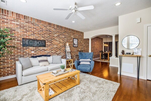 Televisio, kirjoja, työhuone