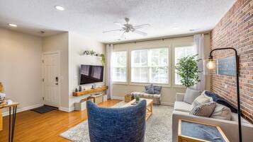 Télévision, livres, espaces bureaux