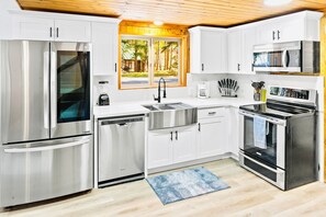 Fridge, microwave, oven, stovetop - White Pass Wonder - Hot Tub, Wifi, Wood Stove (Packwood)