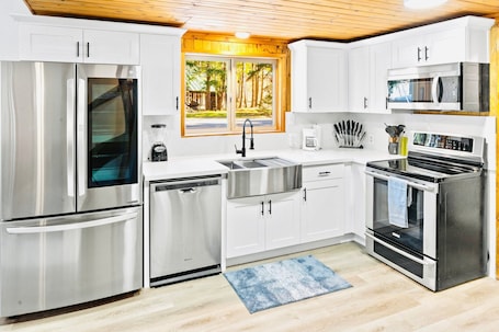 Fridge, microwave, oven, stovetop. White Pass Wonder - Hot Tub, Wifi, Wood Stove