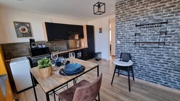 Réfrigérateur, micro-ondes, four, plaque de cuisson