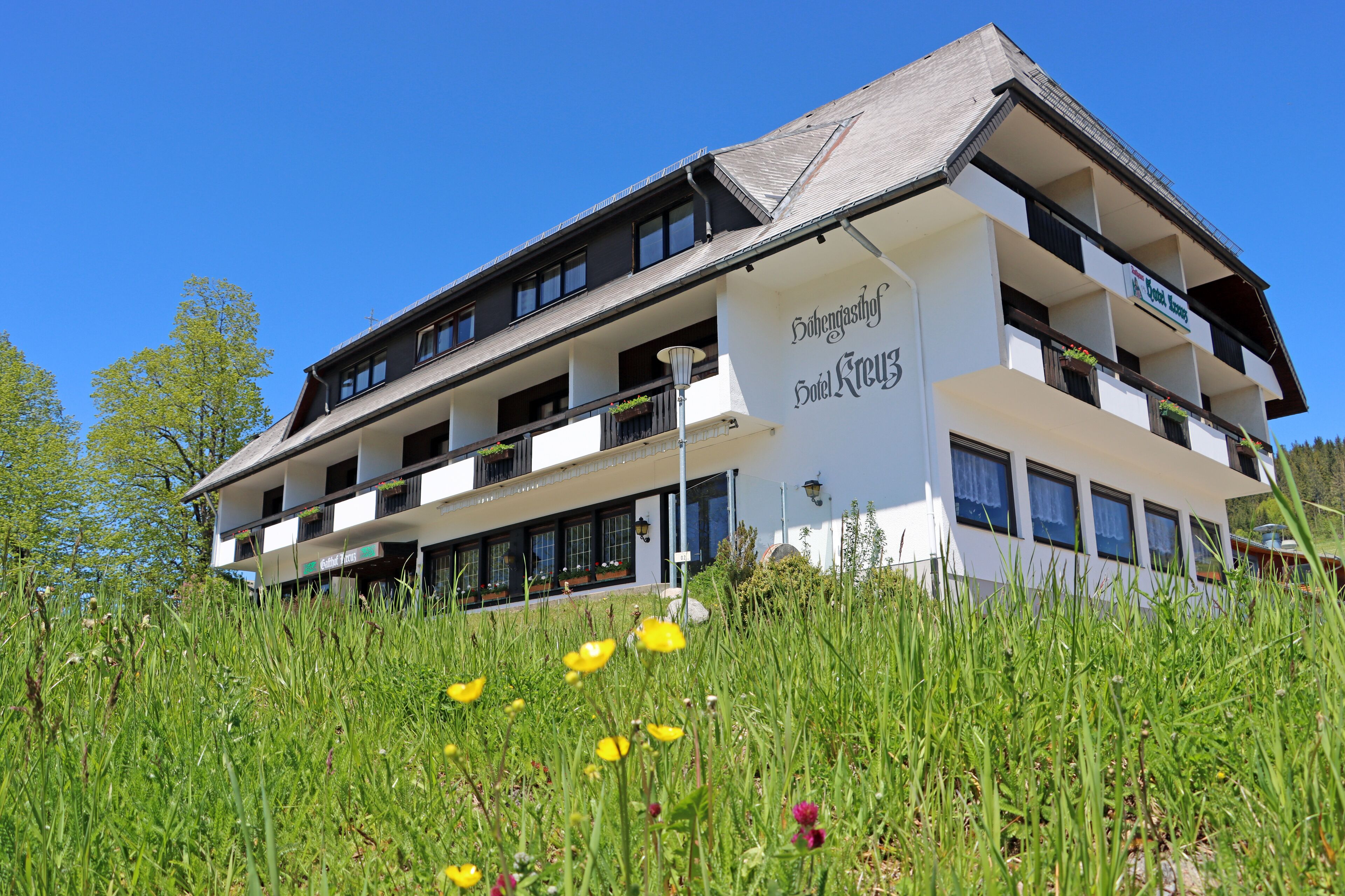 Un hôtel à plusieurs étages, doté de balcons et d’une enseigne indiquant qu’il s’agit d’un hôtel.
