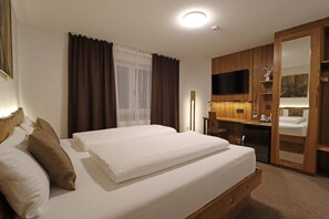 Deluxe Double Room, 1 King Bed, Non Smoking, Mountain View | Hypo-allergenic bedding, in-room safe, individually decorated - Hotel Kreuz Höhengasthof (Breitnau)