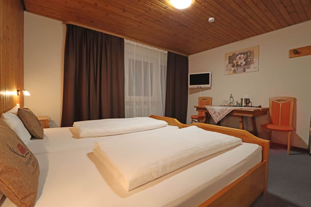 Ropa de cama hipoalergénica y caja de seguridad en la habitación