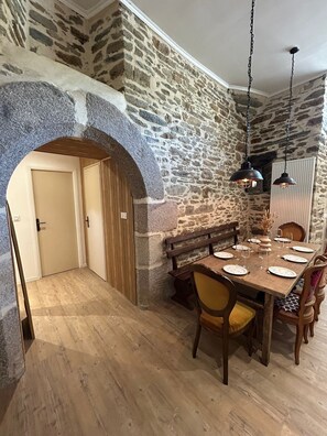 Dining - Charming, spacious apartment with terrace at Brézal mill (Plounéventer)