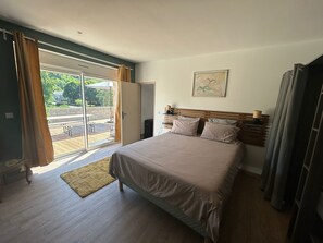 3 makuuhuonetta, silitysrauta/-lauta, vauvan matkasänky, ilmainen Wi-Fi