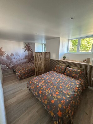 3 chambres, fer et planche à repasser, lit de bébé portatif