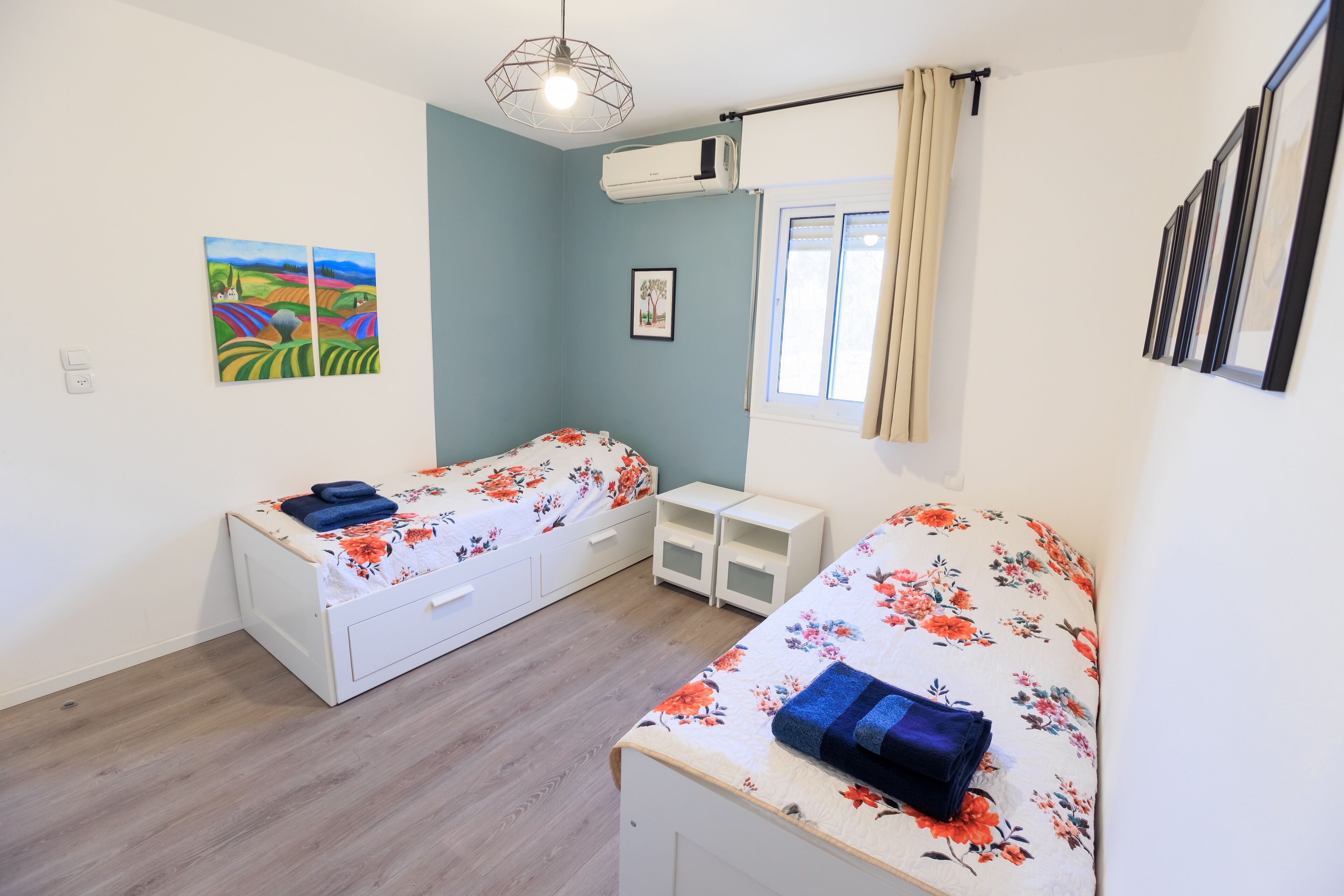 3 Schlafzimmer, Schreibtisch, Bügeleisen/Bügelbrett, Reisekinderbett