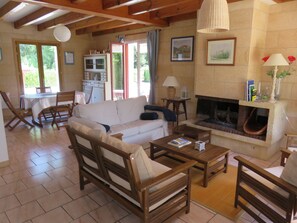 Télévision, cheminée, table de tennis de table