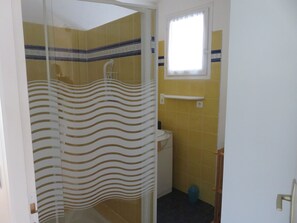 Bathtub, hair dryer - Ascain, 4 bedroom house with swimming pool, ideal for family vacations (Ascain)