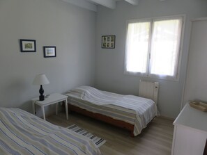 4 chambres, fer et planche à repasser, lit parapluie