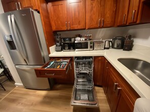 ثلاجة، ميكروويف، فرن، موقد طهي مسطح