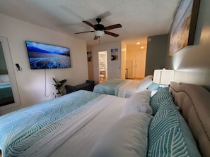 2 عدّة غرف نوم وخزنة داخل الغرفة ومكتب ومكواة/لوح كي