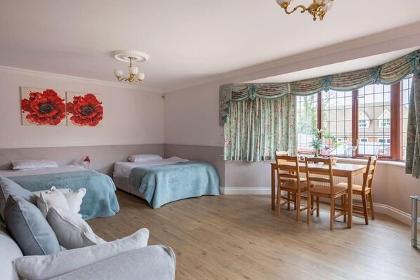 Exclusive House | 6 bedrooms, iron/ironing board, bed sheets - MysecondHolidayHome (Clacton-on-Sea)