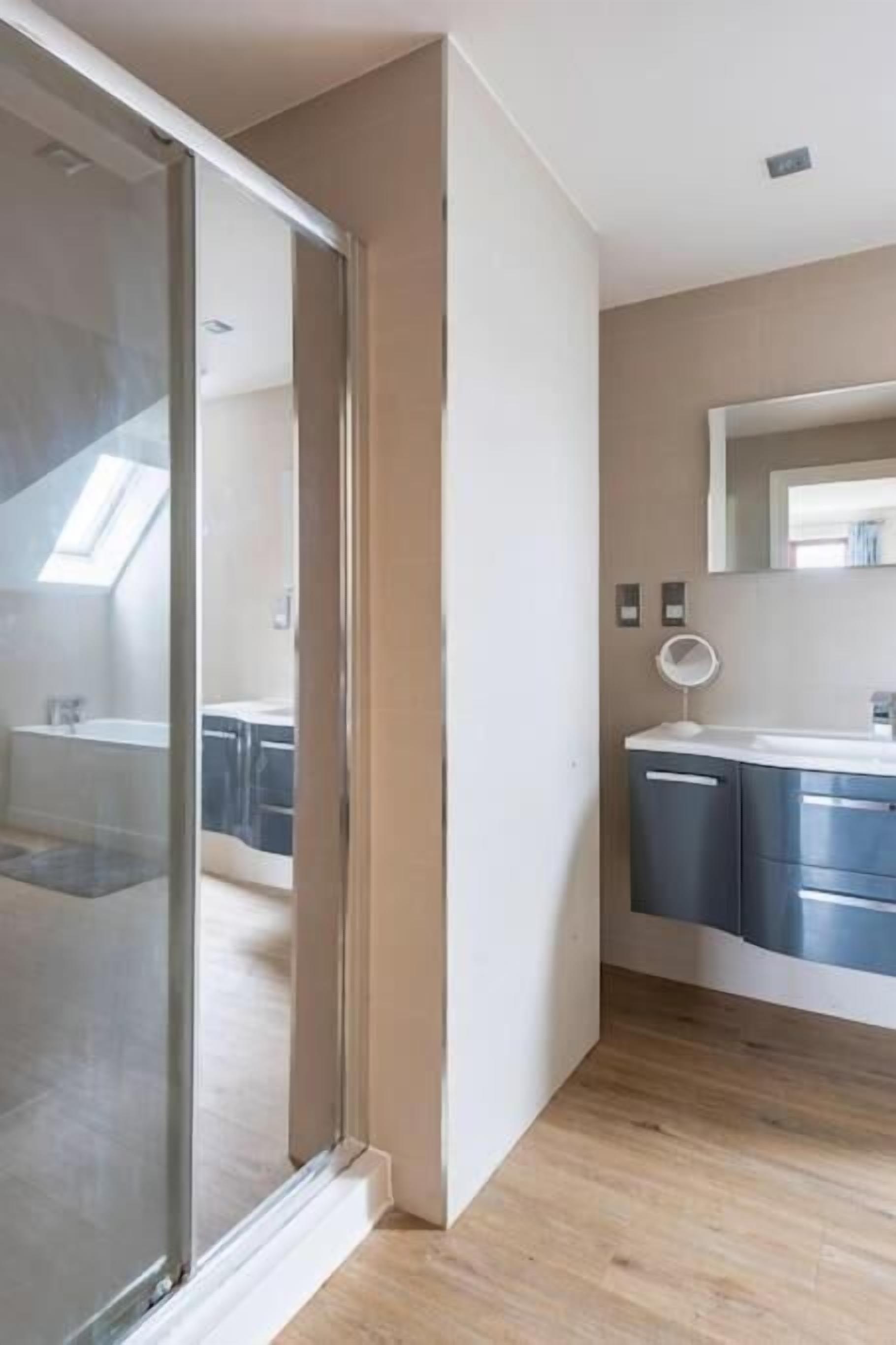 Exclusive House | Bathroom | Separate bathtub and shower, bidet, towels