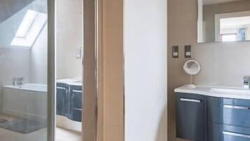 Exclusive House | Bathroom | Separate bathtub and shower, bidet, towels