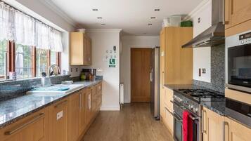 Rumah Eksklusif | Dapur pribadi | Lemari es besar, microwave, oven, dan kompor