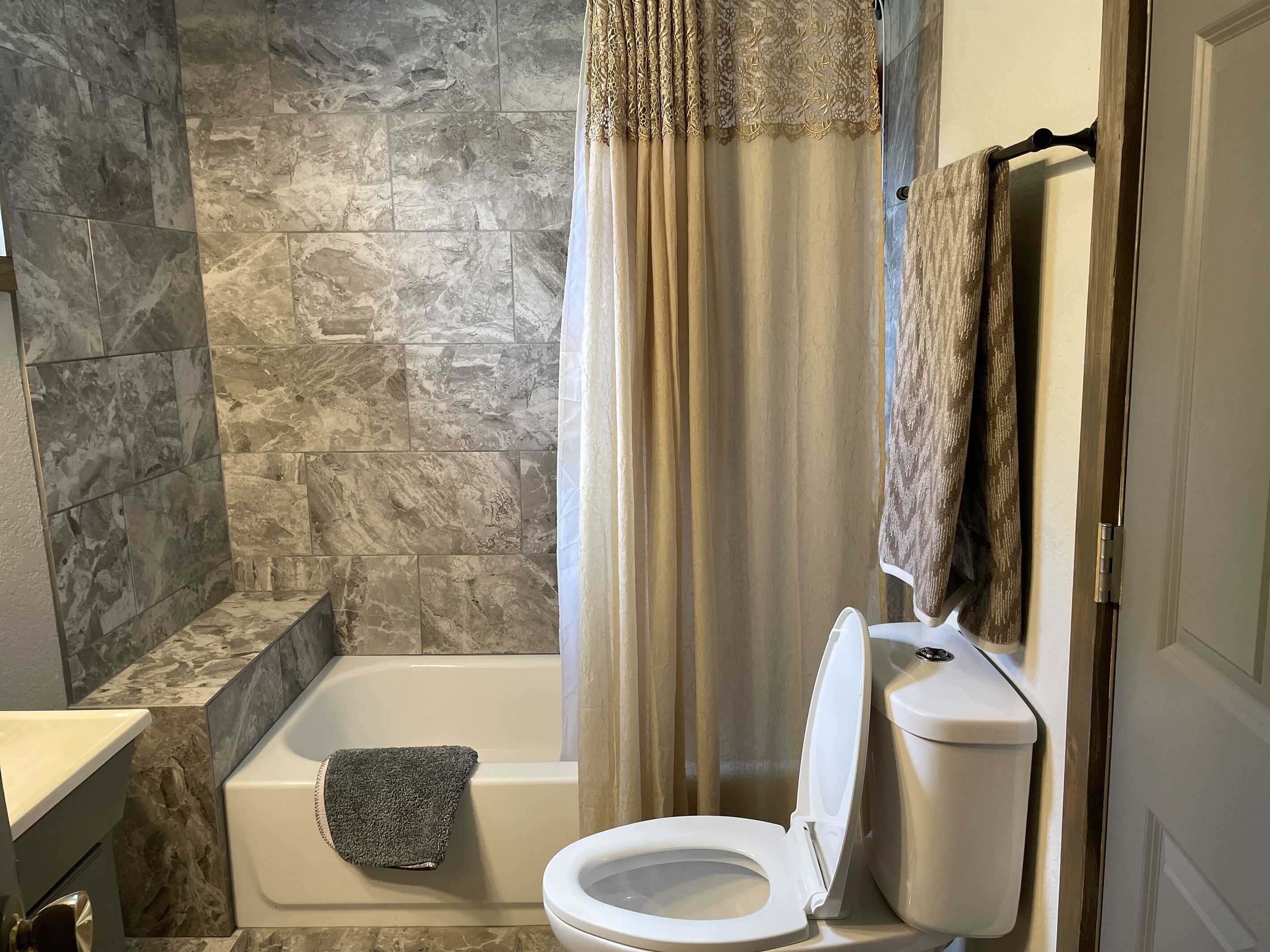 Combined shower/tub, hair dryer, towels