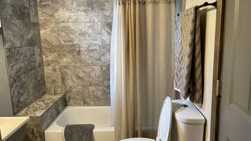 Combined shower/tub, hair dryer, towels