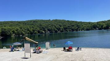 Beach nearby, sun-loungers, beach towels