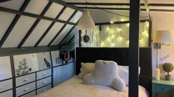 2 bedrooms, desk, free WiFi, bed sheets