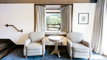 Suite, 1 Bedroom | Living room | Fireplace