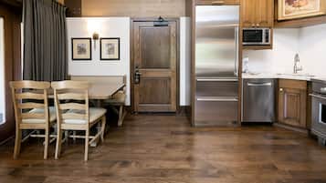 Suite, 1 Bedroom | Private kitchen | Fridge, oven, coffee/tea maker