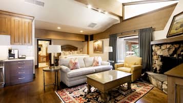 Suite, 1 Bedroom | Living room | Fireplace