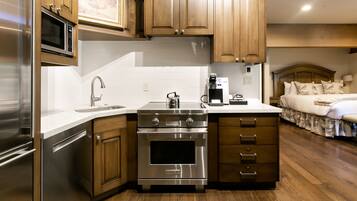 Suite, 1 Bedroom | Private kitchen | Fridge, oven, coffee/tea maker