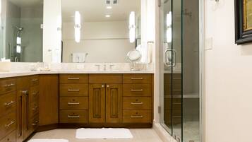 Suite, 1 Bedroom | Bathroom | Towels, shampoo