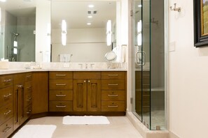 Suite, 1 kamar tidur | Kamar mandi | Handuk dan sampo