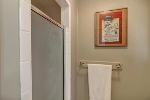 Combined shower/tub, hair dryer, towels
