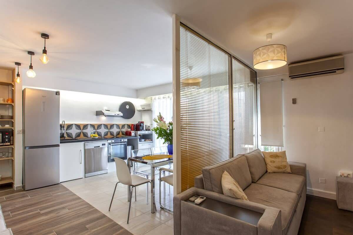 Un appartement moderne comprenant une cuisine, un coin repas et un salon.
