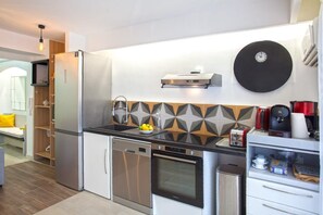 Kühlschrank, Mikrowelle, Ofen, Herdplatte