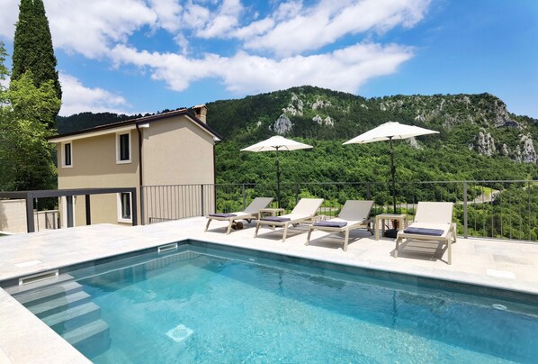 Alberca al aire libre y alberca climatizada