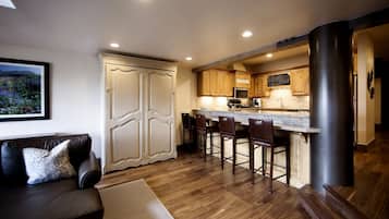 Suite, 2 kamar tidur | Ruang keluarga