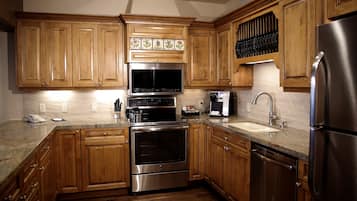 Suite, 2 Bedrooms | Private kitchen | Fridge, oven, coffee/tea maker