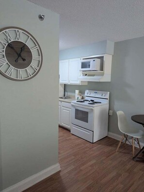 Full-size fridge, microwave, oven, stovetop