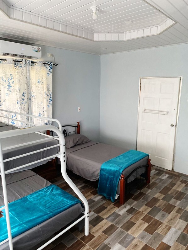 2 Schlafzimmer, Bügeleisen/Bügelbrett, kostenloses WLAN