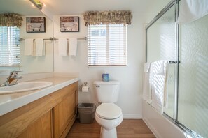 シャワー付き浴槽、ヘアドライヤー、タオル