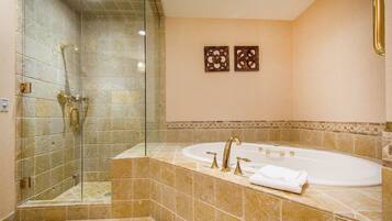 Townhome, 5 Bedrooms | Bathroom | Towels, shampoo